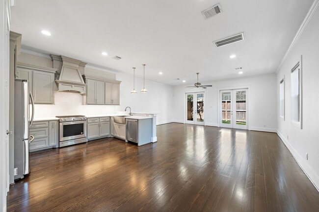 Building Photo - 819 Algregg St