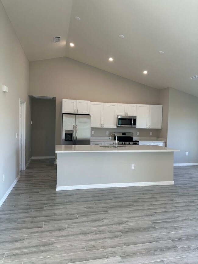Building Photo - Beautiful 4/2 Newer Construction- Available Now
