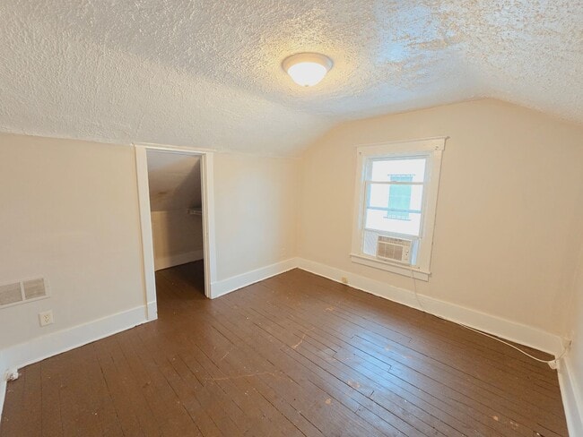 Building Photo - Spacious Three Bedroom Home