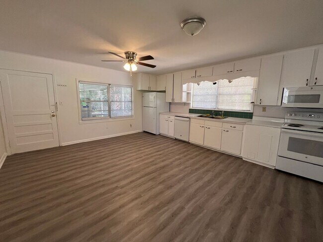 Building Photo - Charming Vintage Home on 3 City Lots near football stadium Live Oak, FL