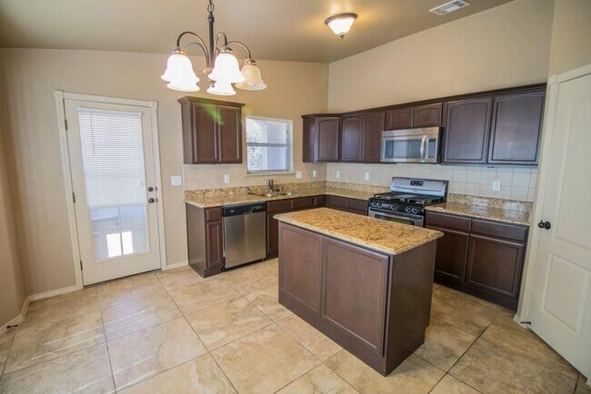 Building Photo - Amazing 3 bedroom 2 bath home in East El Paso!