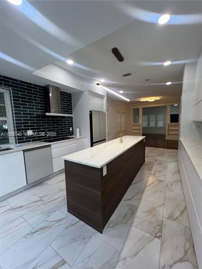 Building Photo - 130 SW 1st Ave