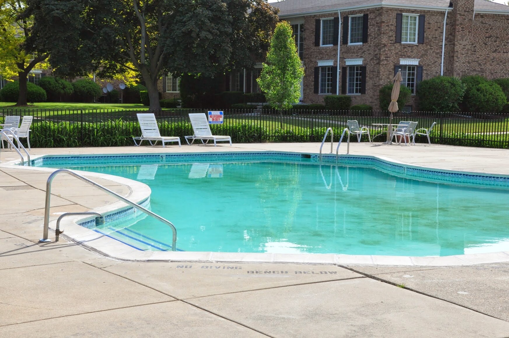 Building Photo - 480 Fox Hills Dr N