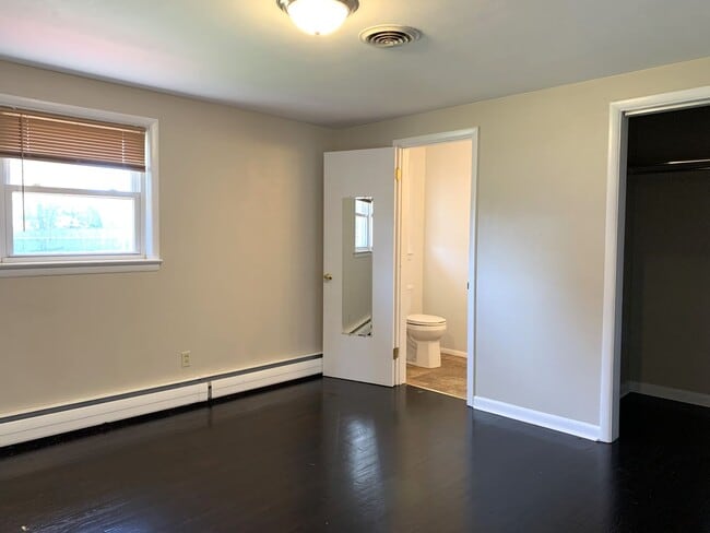 Building Photo - Move-in ready!! Bonus room that could easi...
