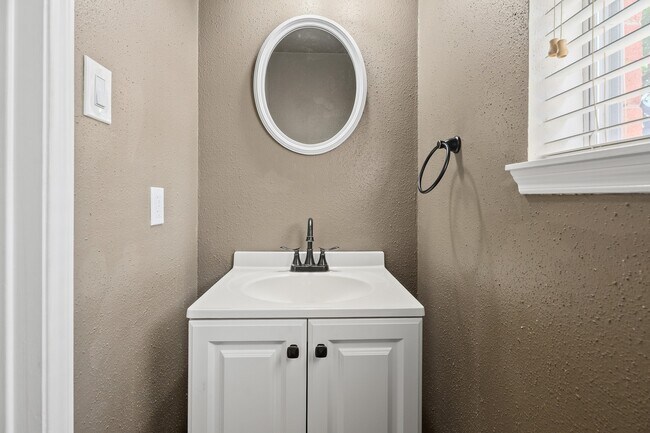 Building Photo - 14310 Sun Harbor Dr