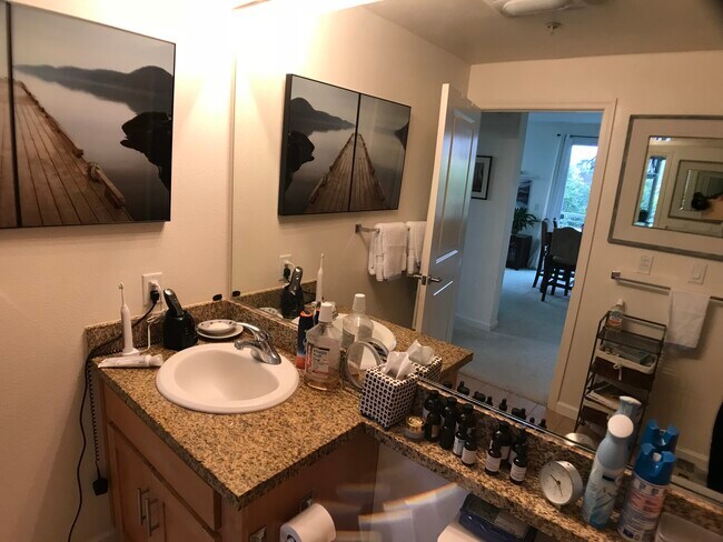 Building Photo - 401 Crescent Ct