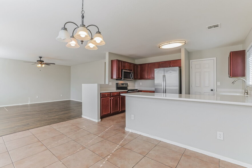 Building Photo - 1465 E Daniella Dr