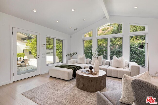 Building Photo - 1847 N Beverly Dr