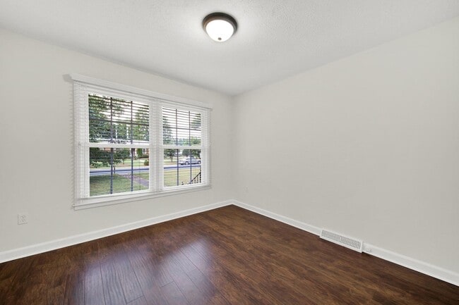 Building Photo - Beautifully Renovated Three Bed Two Bath R...