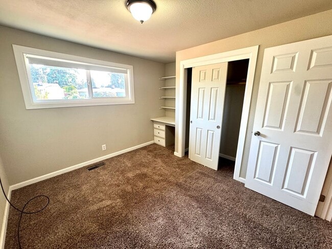 Building Photo - Spacious 4-Bed, 2-Bath Duplex – Utilities ...