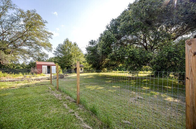 Building Photo - Move in ready 3 Bed 2 Bath Home in East Central School District!