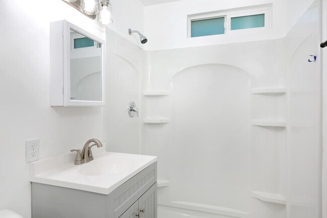 Building Photo - Remodeled Home with Views!