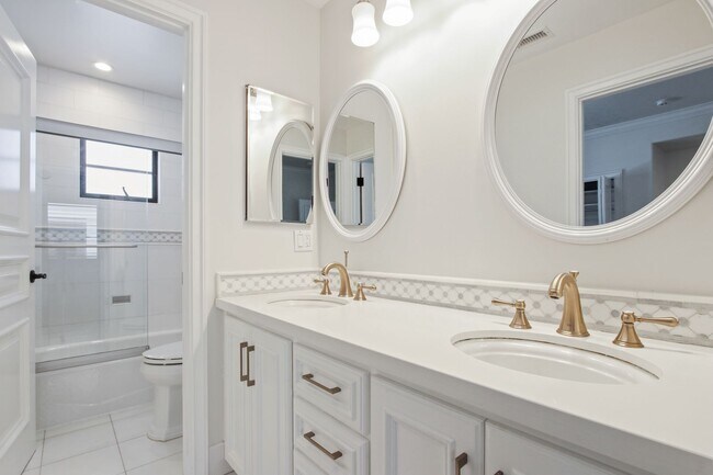 Building Photo - Stunning 3 BD | 3.5BTH With 2 Bonus Rooms