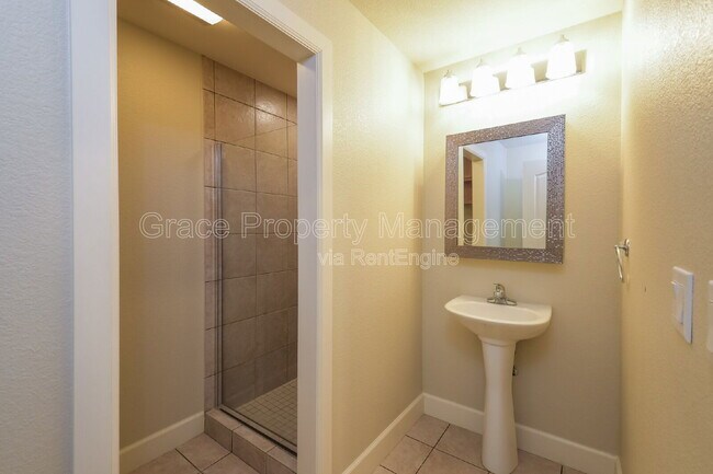 Building Photo - 566 Josephine St