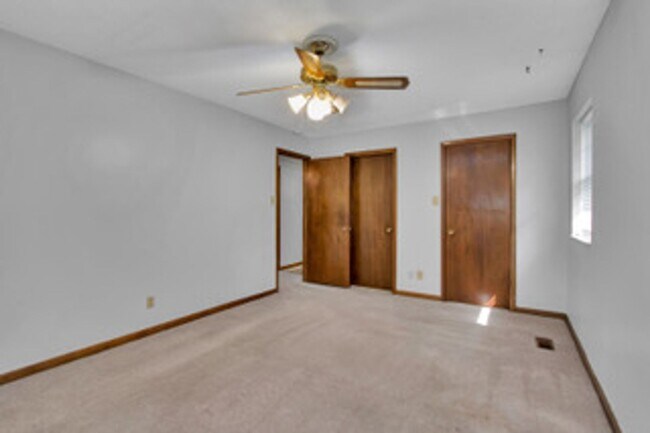 Building Photo - Knoxville 37934 - Split-level Home with 4 Bedrooms, 2 Baths & a 2-car garage. Call Lisa Vineyard ...