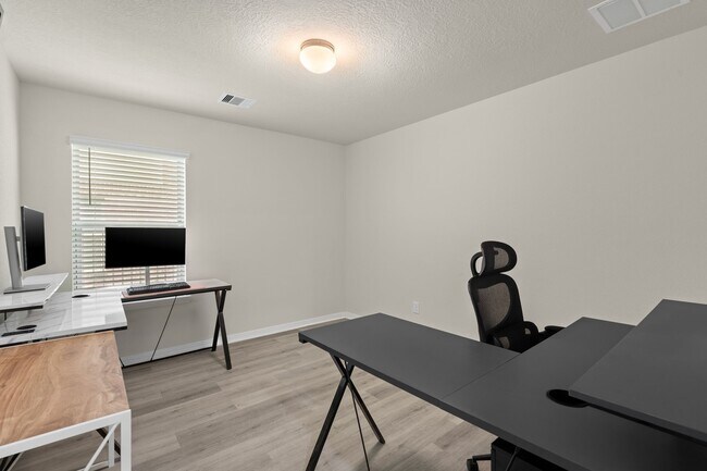 Building Photo - 10433 Russell Pines Dr