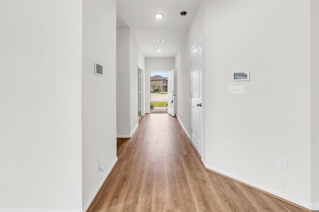 Building Photo - 15100 Crown Mnr Dr