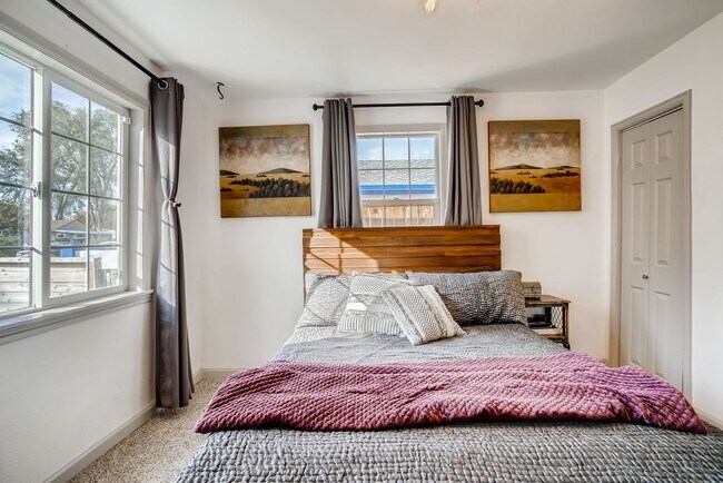 Building Photo - Updated Edgewater Home with Backyard Oasis