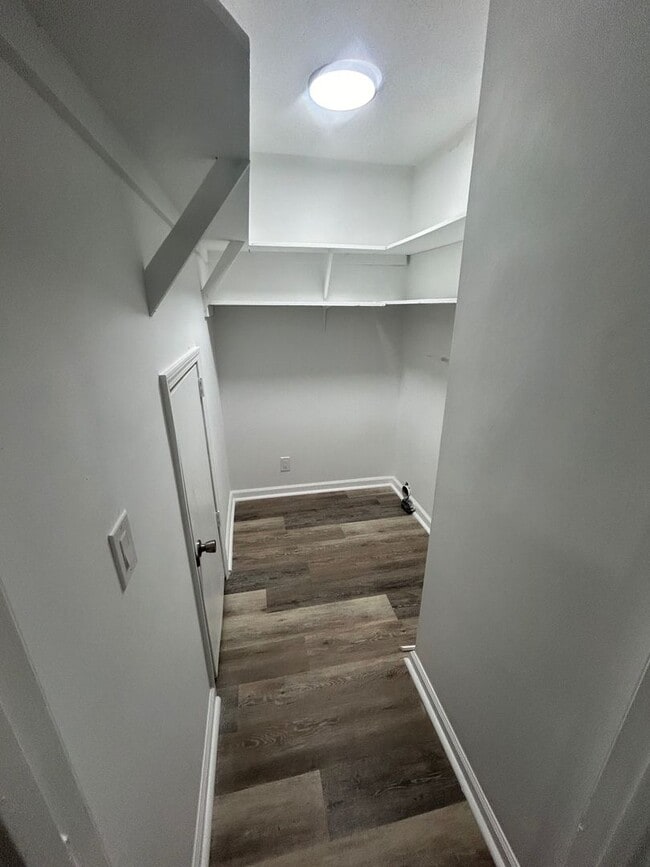 Building Photo - 240 Jamil Rd