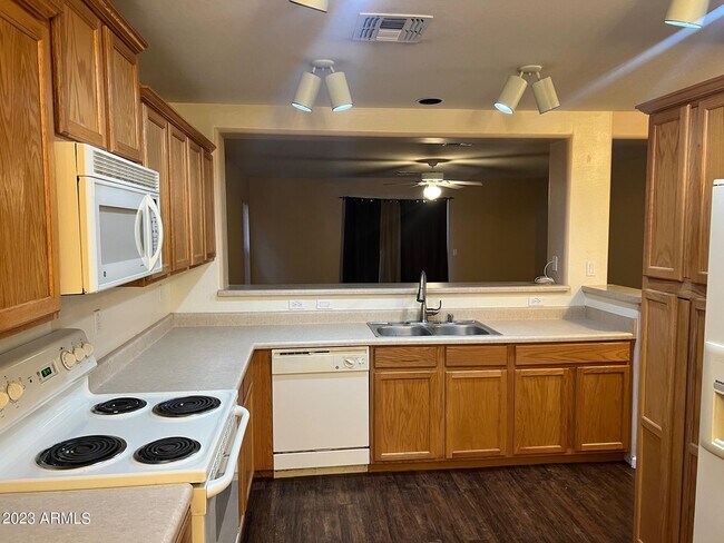 Building Photo - 10289 N 115th Dr