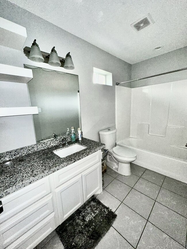 Building Photo - 1925 Diamante Dr