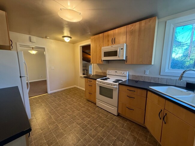 Building Photo - Spacious 2 bed 1 bath available now!