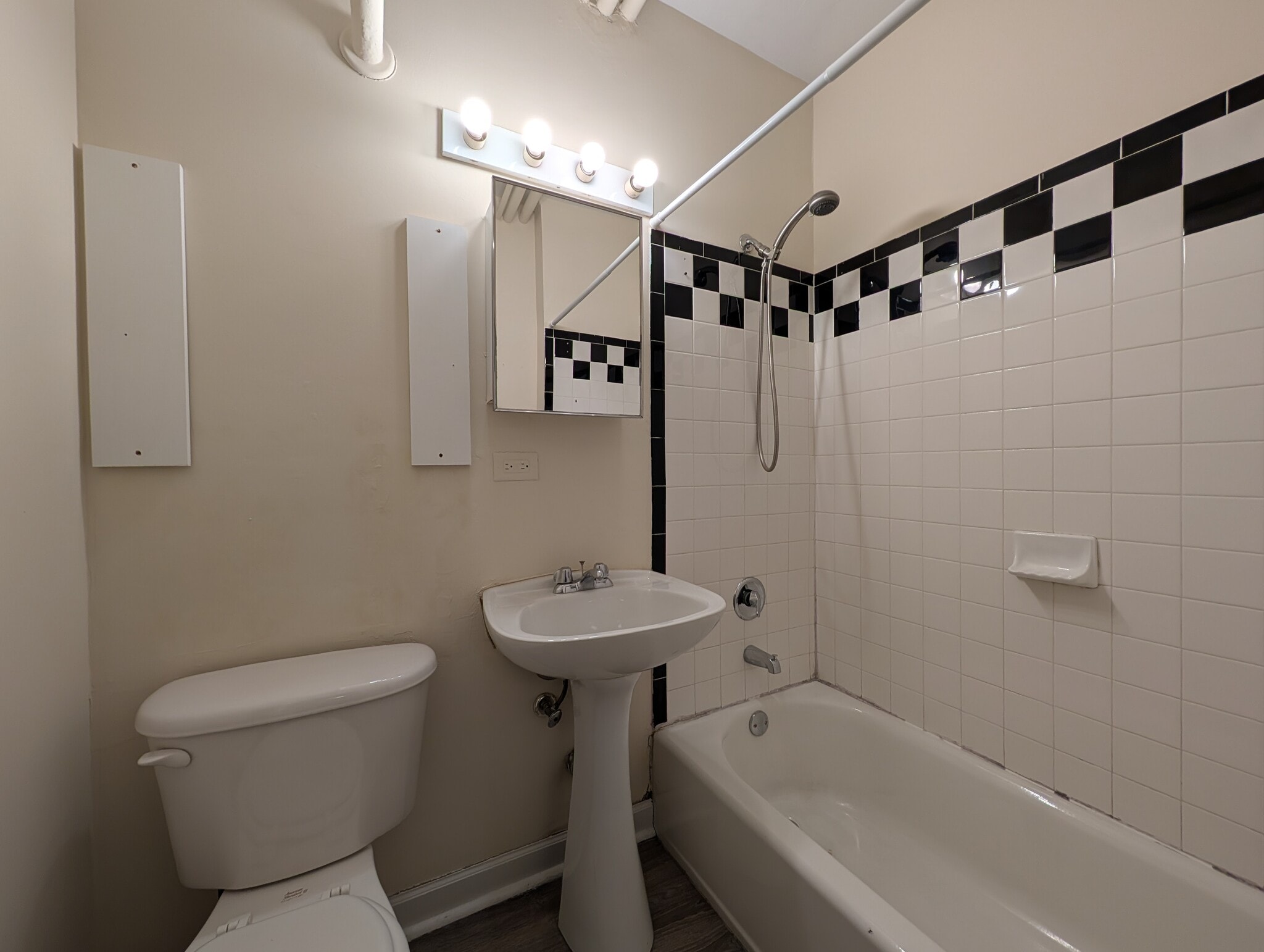 Building Photo - 953 W Cornelia Ave