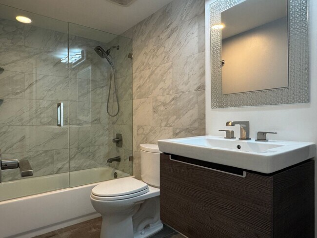 Building Photo - Luxury 2 Bedroom Condo Available at Regency House in Central Phoenix!