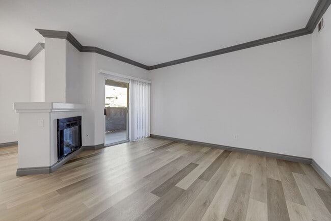 Building Photo - Gorgeous highly upgraded 2 bedroom condo