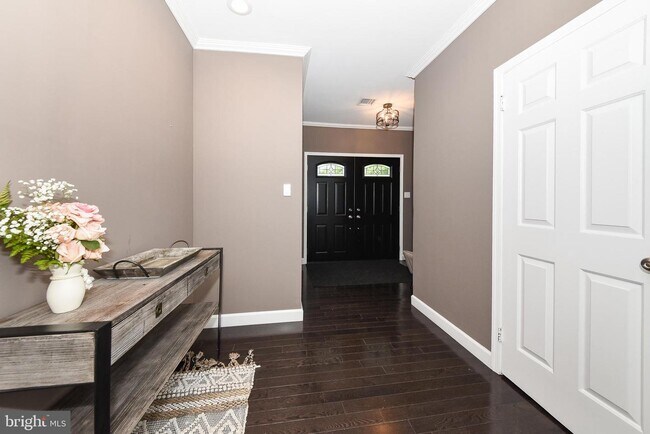 Building Photo - 127 Lark Dr