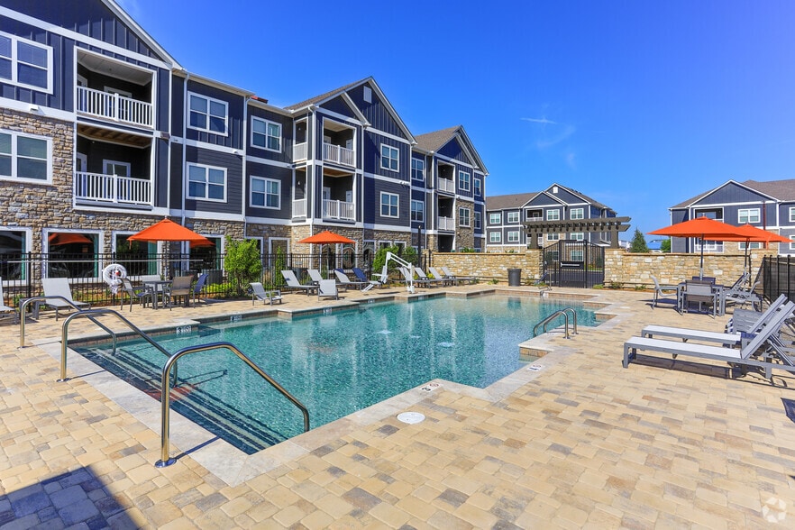 Pool - Lakewood Station Apartments