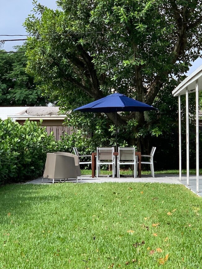 Building Photo - 707 NE 22nd Dr