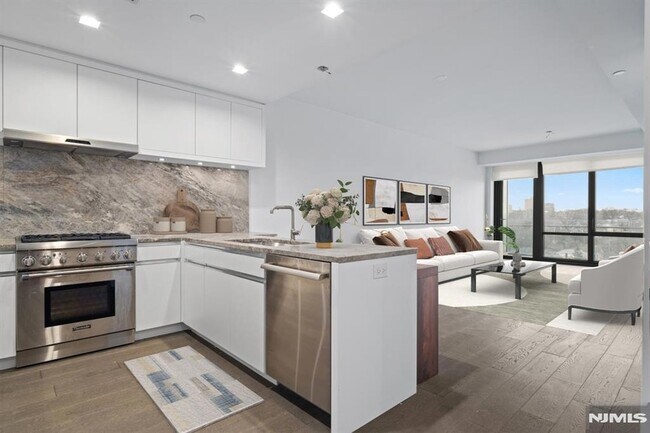 Building Photo - 320 Adolphus Ave