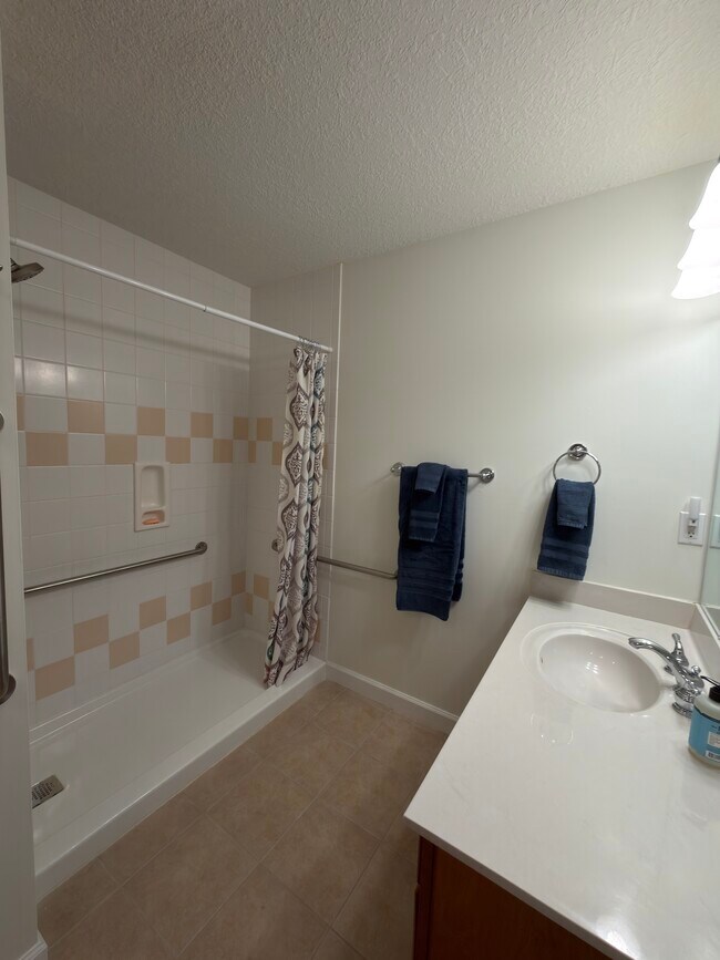 Building Photo - Hutch Apartment