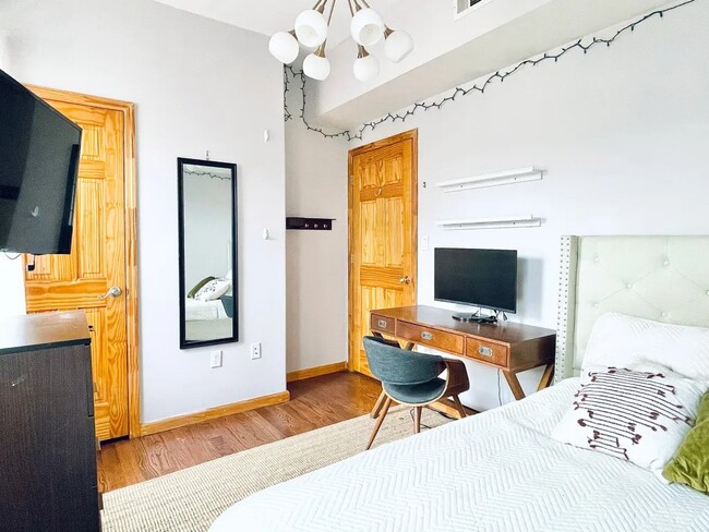 Building Photo - Furnished room/NOT APARTMENT
