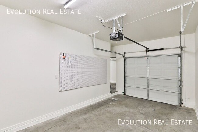 Building Photo - MOVE IN READY! 4 Bedroom Home in La Aldea