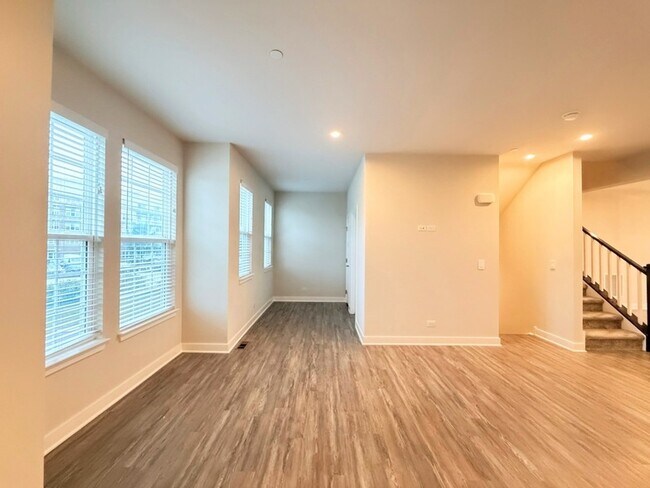 Building Photo - 772 Weller Dr