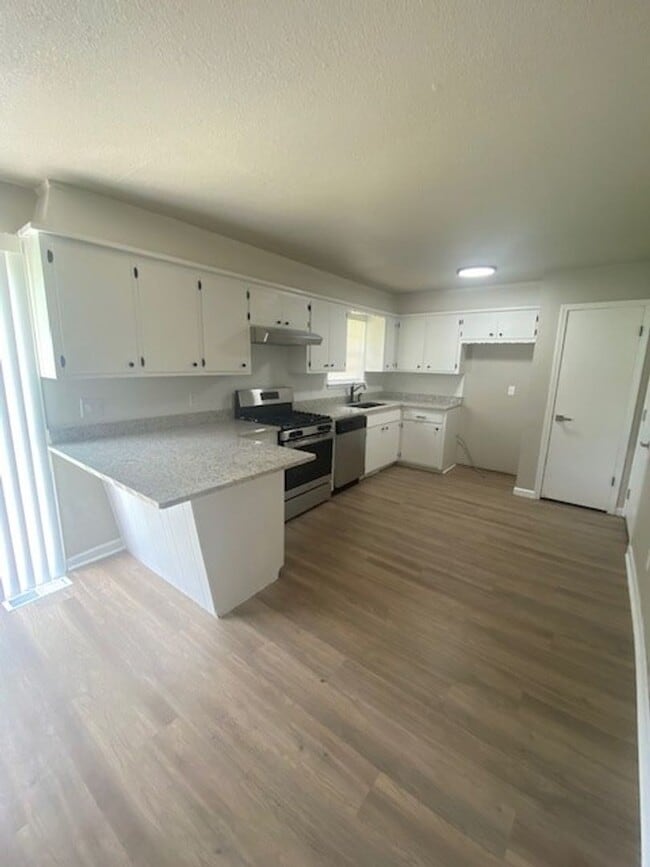 Building Photo - Remodeled 3 Bedroom - Union Schools! Self-...