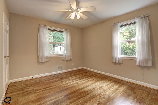 Building Photo - 3 Bed 2 Bath - Silver Spring Rambler - Upd...