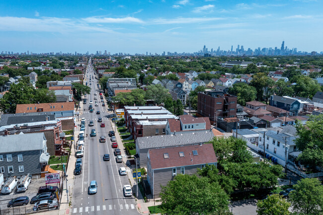 Building Photo - 3819 W Diversey Ave