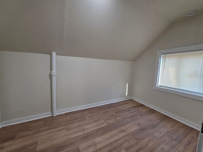 Building Photo - 124 S Lake St