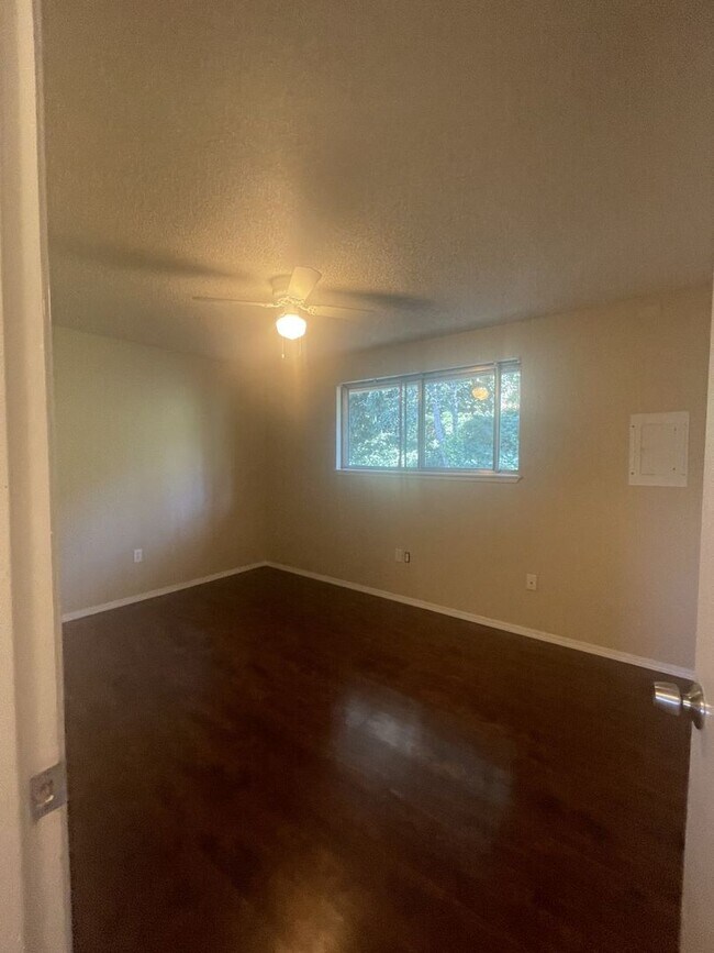 Building Photo - Cute Lower Level Flat at Tully Ridge