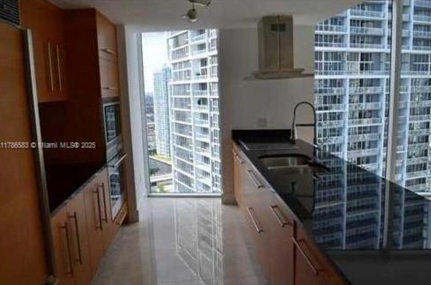 Building Photo - 475 Brickell Ave
