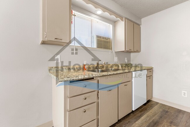 Building Photo - Large 4 Bedroom 2 Bathroom Home with Off S...