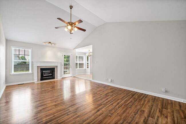 Building Photo - 3865 Roscommon Way