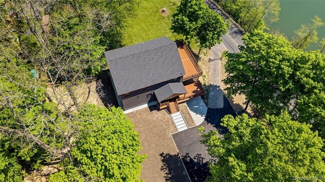 Building Photo - 548 Lakes Rd
