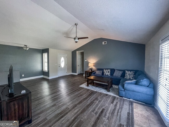 Building Photo - 613 Waverly Ln