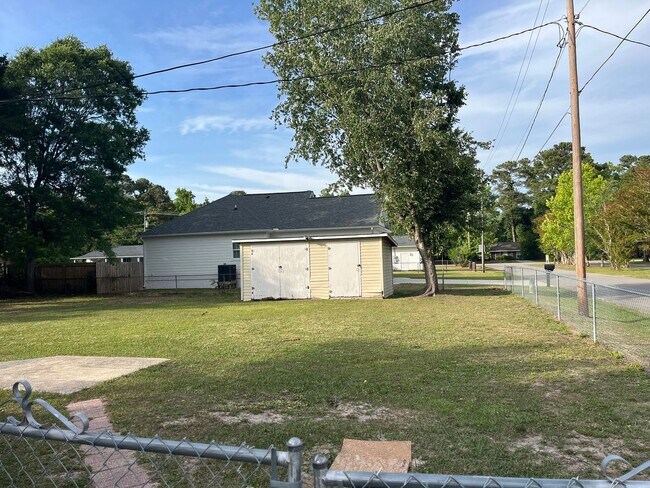 Building Photo - Updated Home in Great Location