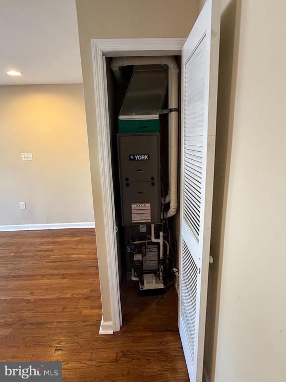 Building Photo - 15 W Floral Ave