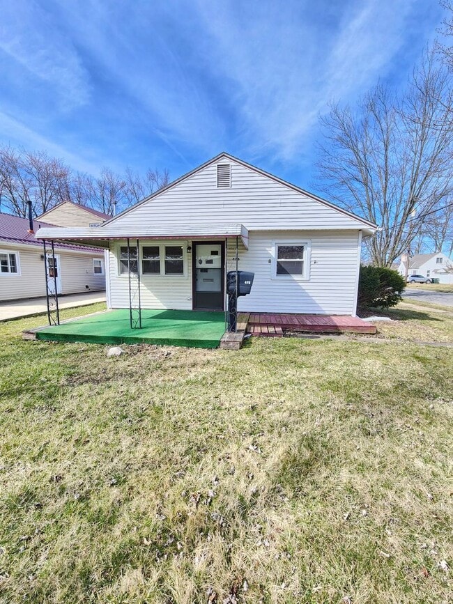 Building Photo - Updated 3 Bedroom Ranch style home